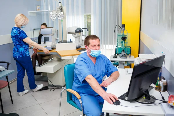 Consulta Oftalmológica Nuevo Hospital Moderno Médico Moderno Que Trabaja Con —  Fotos de Stock