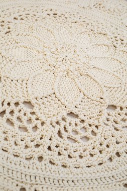 Doğal ipliklerden, döşemeden, doğal pamuktan örülmüş el yapımı halı. Bej el yapımı halı. Örülmüş dekoratif öge