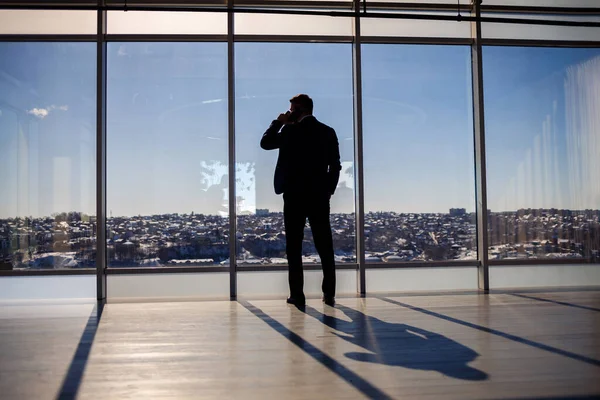 Vista Trasera Hombre Negocios Mirando Por Una Gran Ventana Con — Foto de Stock