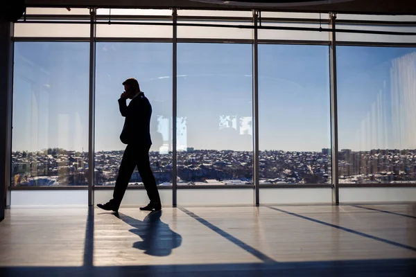 Vista Trasera Hombre Negocios Mirando Por Una Gran Ventana Con — Foto de Stock