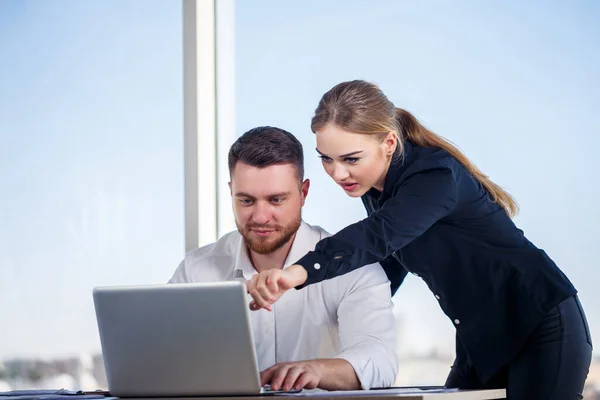 Una Mujer Gerente Propia Oficina Habla Exitoso Nuevo Plan Negocios — Foto de Stock