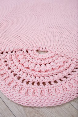 Doğal ipliklerden, döşemeden, doğal pamuktan örülmüş el yapımı halı. Pembe el yapımı halı. Ev ya da daire için iç çözüm