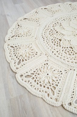 Doğal ipliklerden, döşemeden, doğal pamuktan örülmüş el yapımı halı. Bej el yapımı halı. Ev ya da daire için iç çözüm