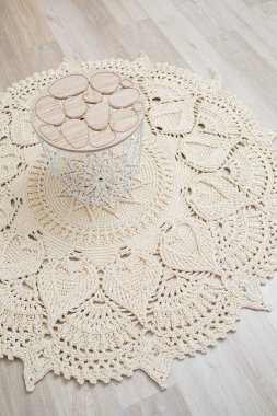 Doğal ipliklerden, döşemeden, doğal pamuktan örülmüş el yapımı halı. Bej el yapımı halı. Ev ya da daire için iç çözüm