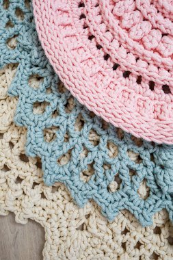 Yerde örülmüş pamuk bir halı, dekoratif zemin halıları var. Üst görünüm el yapımı.