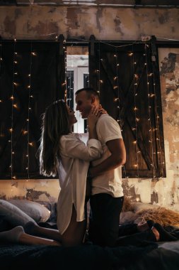 Romantik çift yeni yıldan önce evde çelenklerle vakit geçiriyorlar. Genç kadın ve yakışıklı erkek sarılır, öpüşür. Noel zamanı. Yeni yılda mutlu bir çift