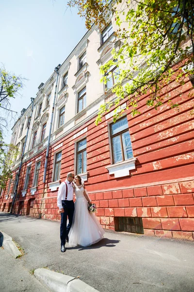 Наречений Наречений Весільних Сукнях Ходять Міських Вулицях День Весілля — стокове фото