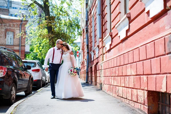 Νύφη Και Γαμπρός Νυφικά Που Περπατούν Στους Δρόμους Της Πόλης — Φωτογραφία Αρχείου