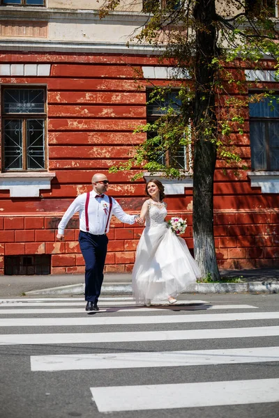 Наречений Наречений Весільних Сукнях Ходять Міських Вулицях День Весілля — стокове фото