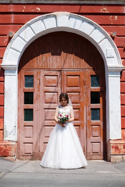 Bela Noiva Menina Vestido Branco Véu Posando Lindamente Sorrindo Dia — Fotografia de Stock