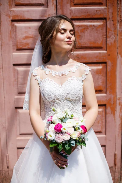 Schöne Mädchen Braut Einem Weißen Kleid Und Schleier Posiert Schön — Stockfoto