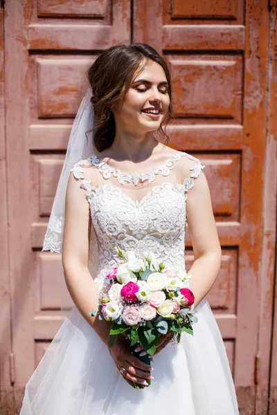 Schöne Mädchen Braut Einem Weißen Kleid Und Schleier Posiert Schön — Stockfoto