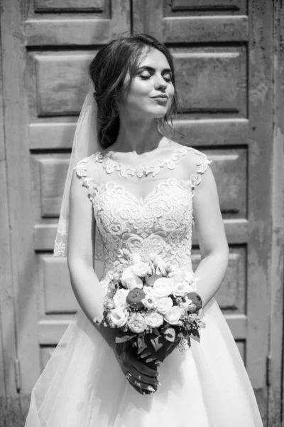 Красивая Девушка Невеста Белом Платье Вуаль Позирует Красиво Улыбаясь День — стоковое фото