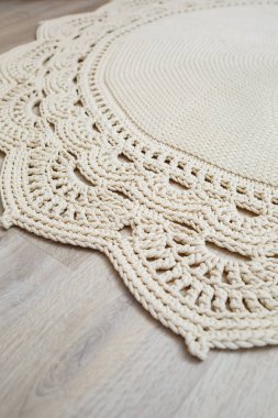 Doğal ipliklerden, döşemeden, doğal pamuktan örülmüş el yapımı halı. Bej el yapımı halı. Ev ya da daire için iç çözüm