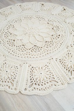 Doğal ipliklerden, döşemeden, doğal pamuktan örülmüş el yapımı halı. Bej el yapımı halı. Ev ya da daire için iç çözüm
