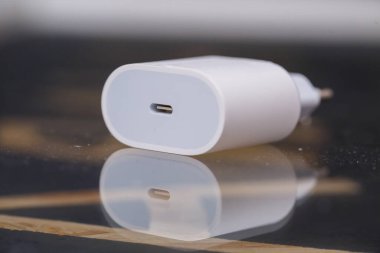 Aletler ve cep telefonları için beyaz USB şarj aleti. Telefon hattından şarj ediliyor.