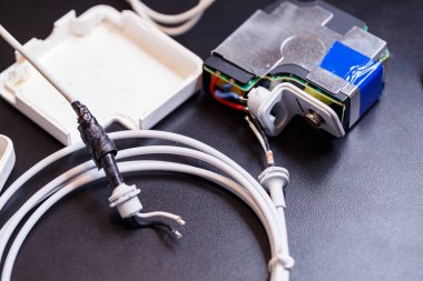 Cihazlar ve cep telefonları için beyaz USB şarj cihazını tamir et. Telefon ve dizüstü bilgisayarın ana hatlarından şarj ediliyor
