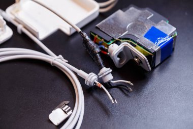 Cihazlar ve cep telefonları için beyaz USB şarj cihazını tamir et. Telefon ve dizüstü bilgisayarın ana hatlarından şarj ediliyor