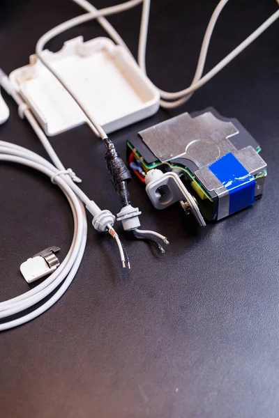 Cihazlar ve cep telefonları için beyaz USB şarj cihazını tamir et. Telefon ve dizüstü bilgisayarın ana hatlarından şarj ediliyor
