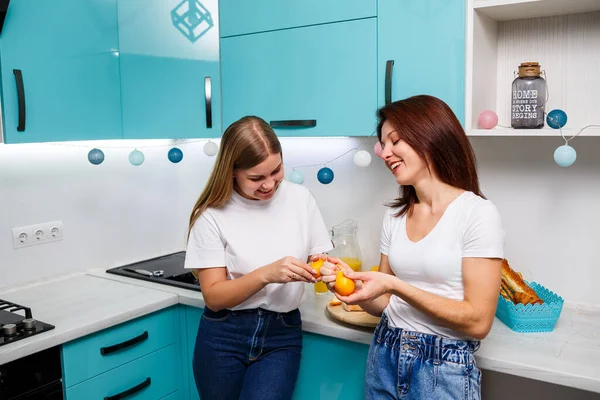 Due Giovani Amiche Stanno Cucina Con Pane Fatto Casa Appena — Foto Stock