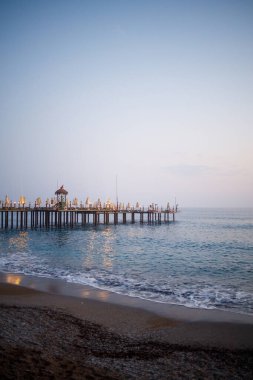Deniz kıyısını bir duba ve şezlongla görmek, deniz kenarında dinlenmek için bir yer. Özel otel özel plajı