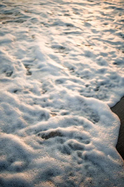 沙滩上有泡沫的海浪 — 图库照片