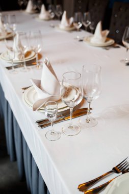 Bir restoranda şenlik masasına servis yapmak. Tatil için bir ziyafet hazırlığı. Pahalı dekorasyon malzemeleri. Yemek ve içecekler için tabaklar