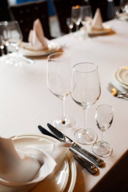 Bir restoranda şenlik masasına servis yapmak. Tatil için bir ziyafet hazırlığı. Pahalı dekorasyon malzemeleri. Yemek ve içecekler için tabaklar