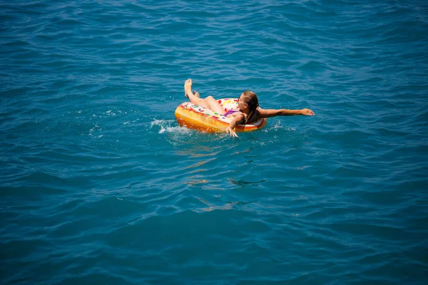Una Joven Traje Baño Nada Mar Sobre Anillo Inflable Rosquillas —  Fotos de Stock