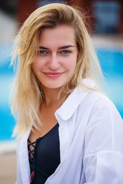 Retrato Uma Menina Loira Uma Camisa Branca Senta Perto Piscina — Fotografia de Stock