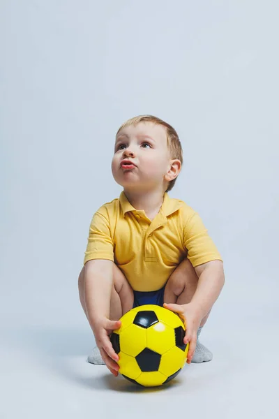 Niño Con Una Camiseta Amarilla Con Una Pelota Fútbol Mano —  Fotos de Stock