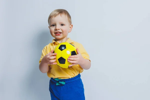 Niño Con Una Camiseta Amarilla Con Una Pelota Fútbol Mano —  Fotos de Stock