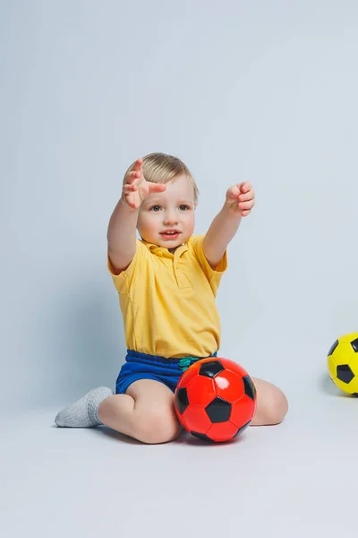 Piccolo Bambino Carino Bambino Anni Tifoso Calcio Shirt Rossa Tenuta — Foto Stock