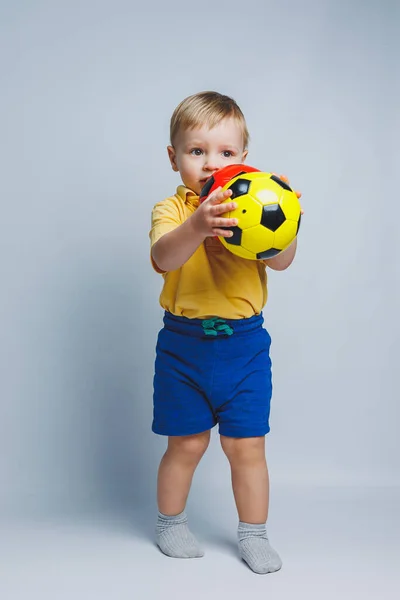 Niño Alegre Años Fanático Del Fútbol Una Camiseta Amarilla Apoya —  Fotos de Stock