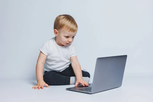 Bambino Anni Siede Con Computer Portatile Uno Sfondo Bianco Bambino — Foto Stock