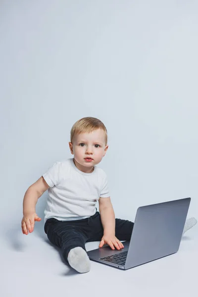 Niño Inteligente Años Sienta Con Una Computadora Portátil Sobre Fondo — Foto de Stock