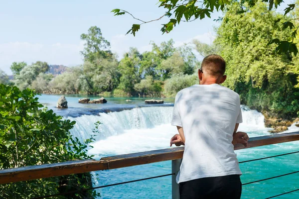 Homme Shirt Blanc Short Tient Debout Regarde Rivière Turquoise Par — Photo