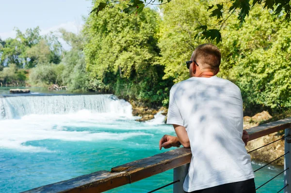 Homme Shirt Blanc Short Tient Debout Regarde Rivière Turquoise Par — Photo