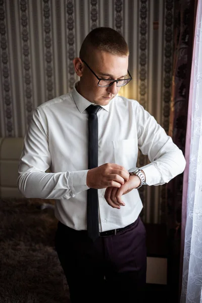 Retrato Jovem Homem Negócios Noivo Dia Casamento Vestindo Terno Negócios — Fotografia de Stock