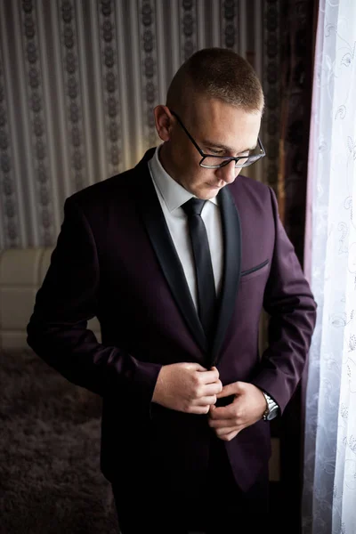 若い男性実業家の肖像画 結婚式の日に新郎 重要な面接のためのビジネススーツを着て — ストック写真