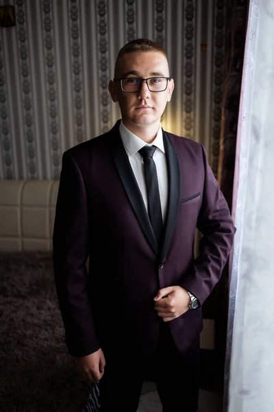 若い男性実業家の肖像画 結婚式の日に新郎 重要な面接のためのビジネススーツを着て — ストック写真