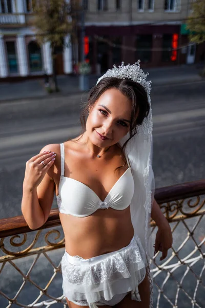 Eine Schöne Junge Frau Exquisiten Dessous Steht Auf Dem Balkon — Stockfoto