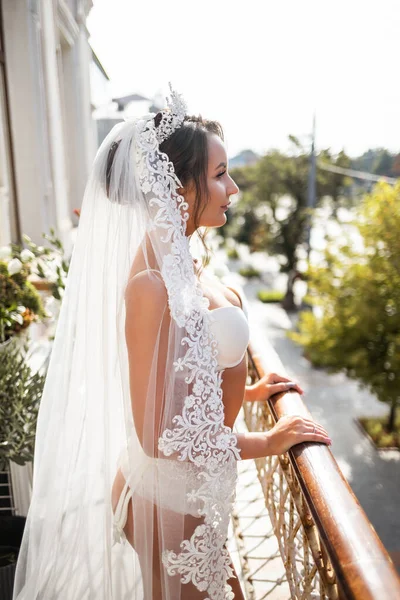 아름다운 란제리를 아름다운 건물의 발코니에 있습니다 결혼식 날이른 — 스톡 사진