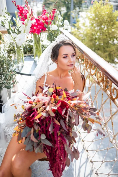 Eine Schöne Junge Frau Exquisiten Dessous Steht Auf Dem Balkon — Stockfoto