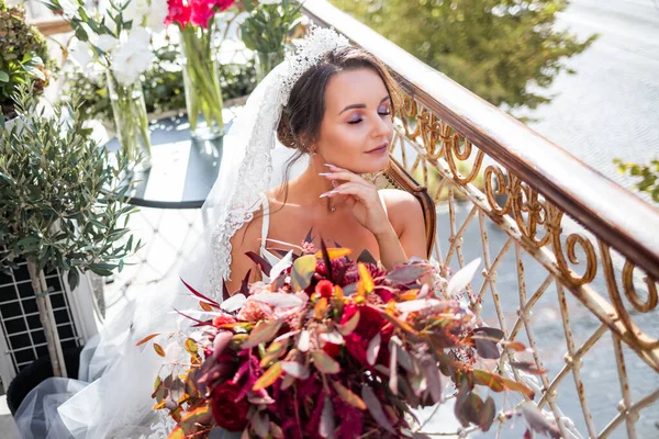 아름답고 아름다운 란제리를 건물의 발코니에 아름다운 꽃다발을 결혼식 날이른 — 스톡 사진