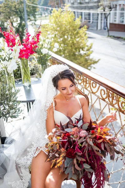 Eine Schöne Junge Frau Exquisiten Dessous Steht Auf Dem Balkon — Stockfoto