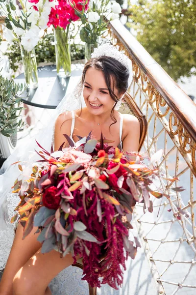 Eine Schöne Junge Frau Exquisiten Dessous Steht Auf Dem Balkon — Stockfoto