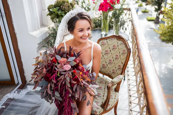 Eine Schöne Junge Frau Exquisiten Dessous Steht Auf Dem Balkon — Stockfoto