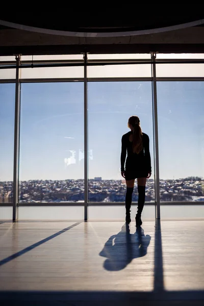 Sombra Hombre Sobre Fondo Una Gran Ventana Con Sol Golpeando — Foto de Stock