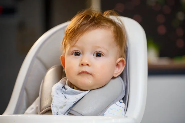 Ett Litet Barn Månader Sitter Barnstol Och Ansiktet Befläckat Med — Stockfoto